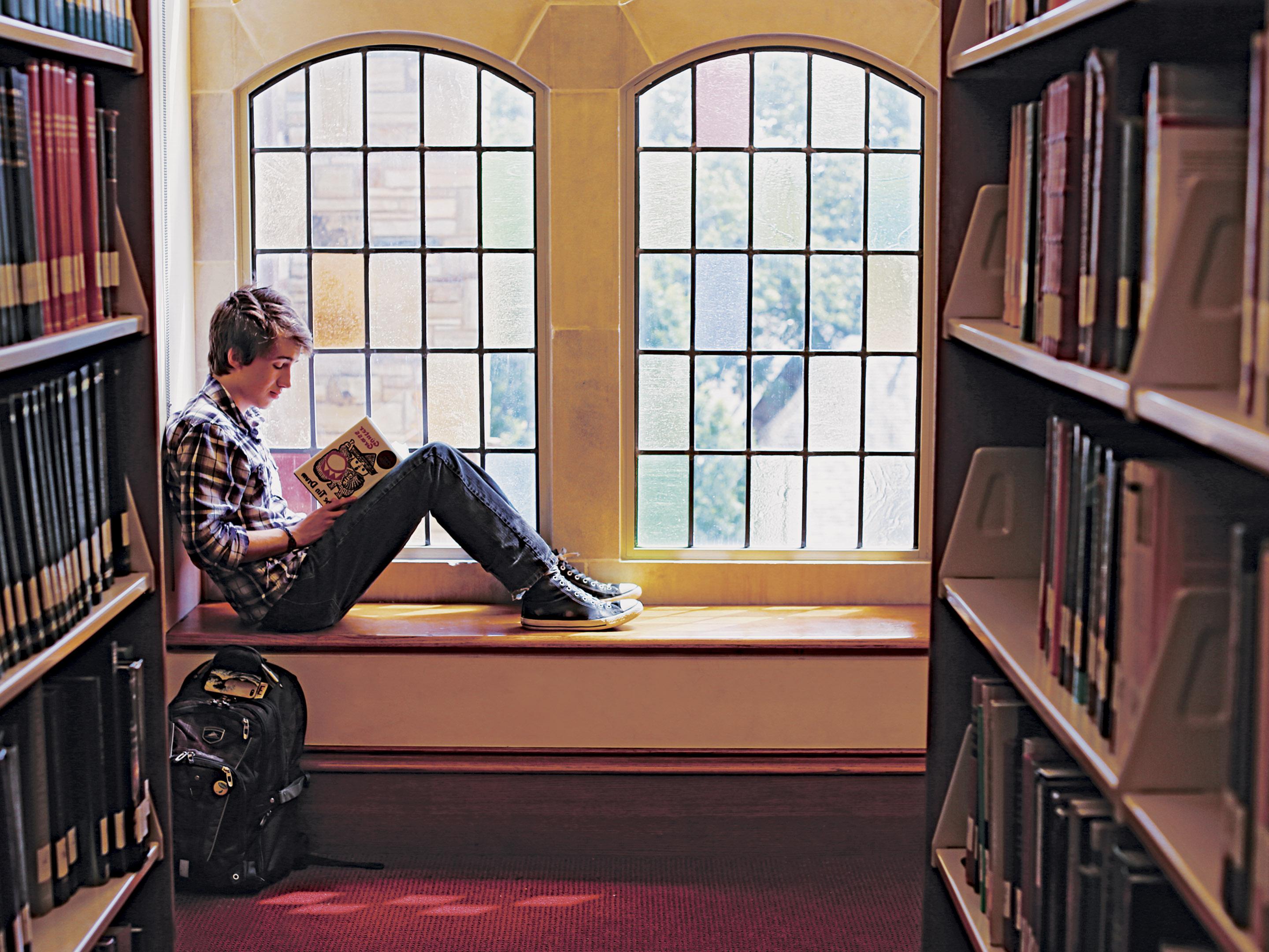 一个学生在窗前看书