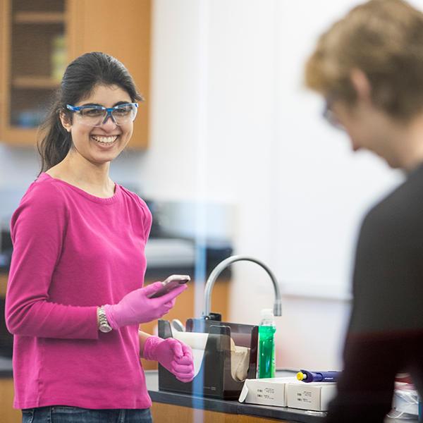在实验室里戴着安全眼镜的学生